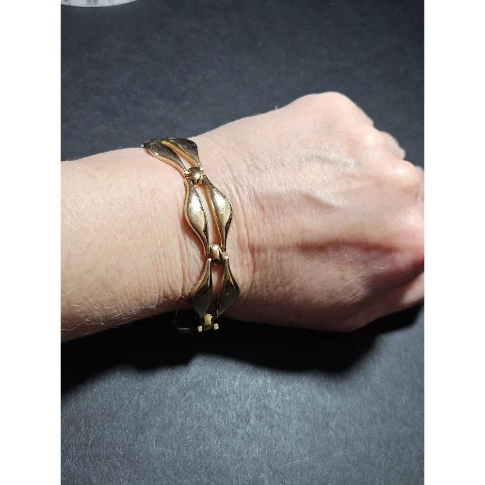 Vintage Monet gold tone bracelet 6.75